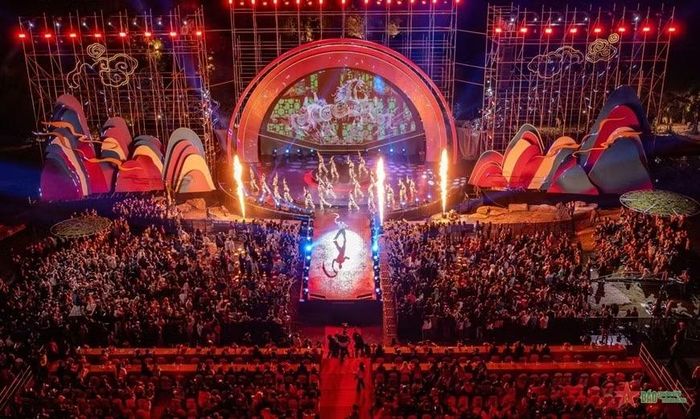 Bế mạc Festival Ninh Bình lần thứ III, năm 2024 mãn nhãn hàng nghìn khán giả bởi công nghệ trình chiếu 3D hiện đại. Ảnh: NGỌC MINH