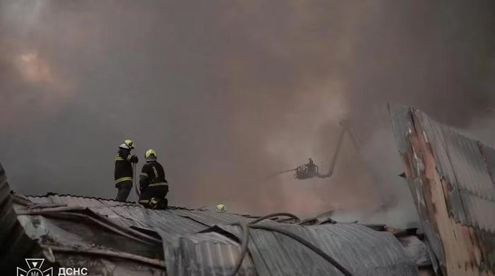 Lực lượng cứu hỏa Ukraine tại hiện trường một vụ tập kích sáng 5/8. Ảnh: PravdaUkraine/DSNS