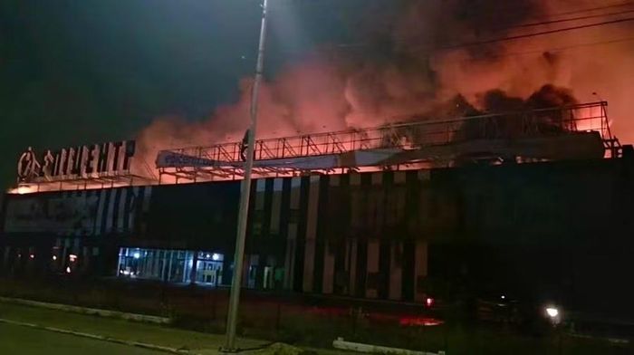 Nhà kho ở Kiev bốc cháy sau đợt tập kích mới nhất. Ảnh: PravdaUkraine