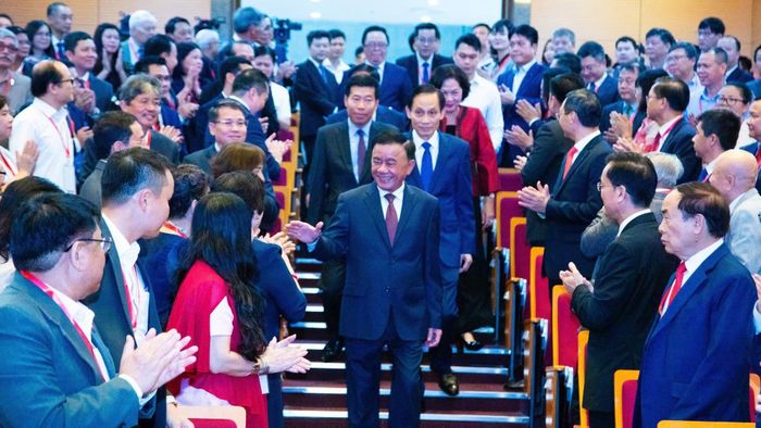 Đồng chí Trần Cẩm Tú, Ủy viên Bộ Chính trị, Thường trực Ban Bí thư tham dự phiên họp.