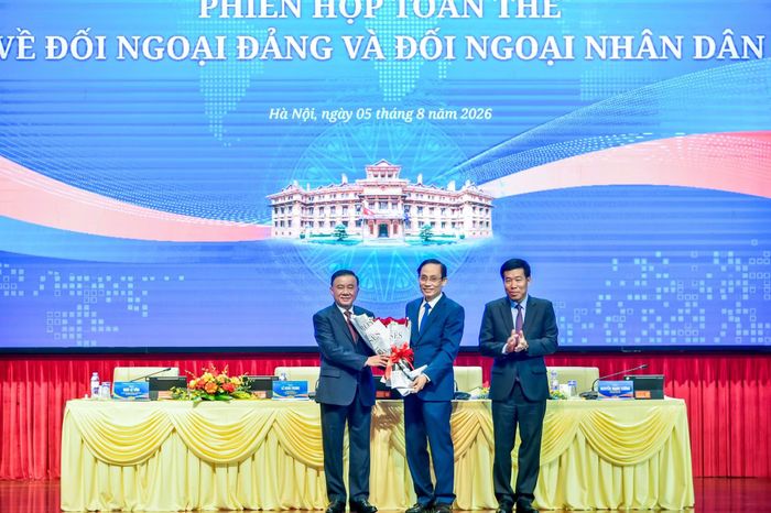 Bộ trưởng Ngoại giao Lê Hoài Trung cảm ơn và tặng hoa Thường trực Ban Bí thư Trần Cẩm Tú.