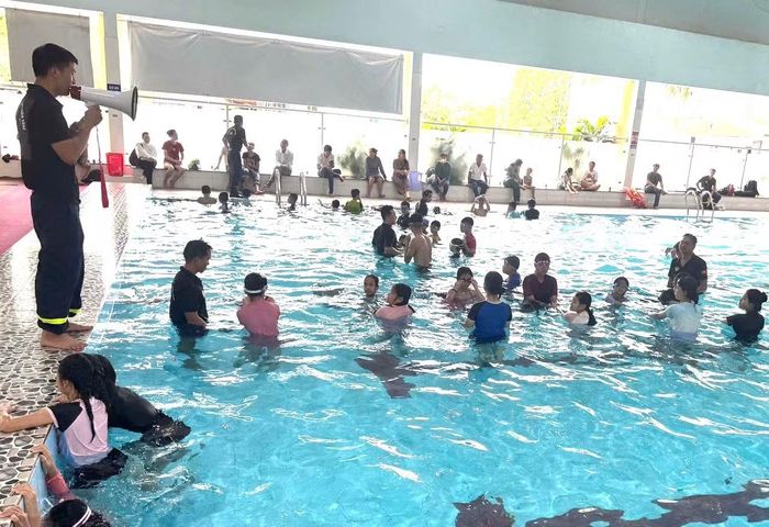 Phòng Cảnh sát PCCC và CNCH Công an TP Huế tổ chức dạy bơi miễn phí cho các em học sinh có hoàn cảnh khó khăn.