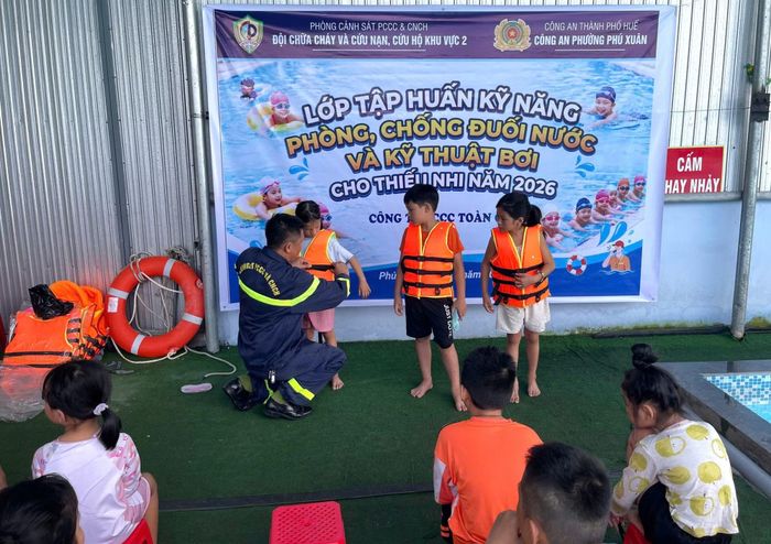 Hướng dẫn kỹ năng phòng, chống đuối nước cho các em học sinh.