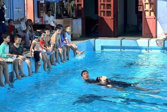 Cán bộ Đội Cảnh sát PCCC và CNCH trên sông dạy kỹ năng bơi an toàn cho học sinh.