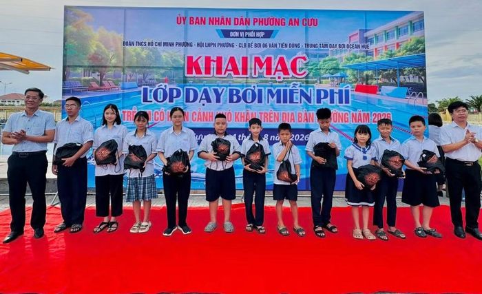 Lớp dạy bơi miễn phí cho học sinh do UBND phường An Cựu (TP Huế) tổ chức.