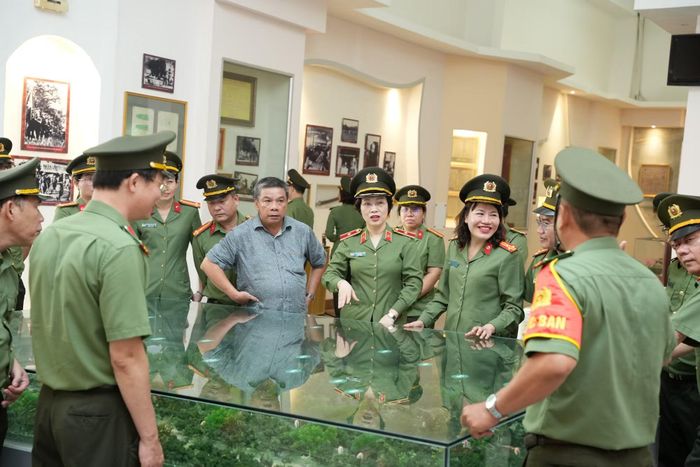 Đoàn công tác thăm Nhà Tưởng niệm Bác Hồ.