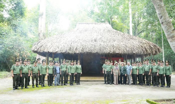Đoàn công tác thăm khu phục chế làm việc của Bệnh xá Ban An ninh Trung ương Cục.