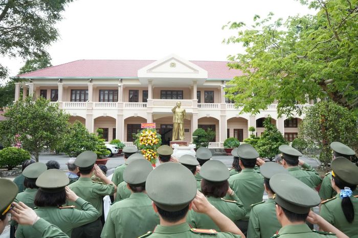 Đoàn công tác dâng hoa, dâng hương trước Tượng đài nguyên Chủ tịch Hội đồng Bộ trưởng Phạm Hùng.