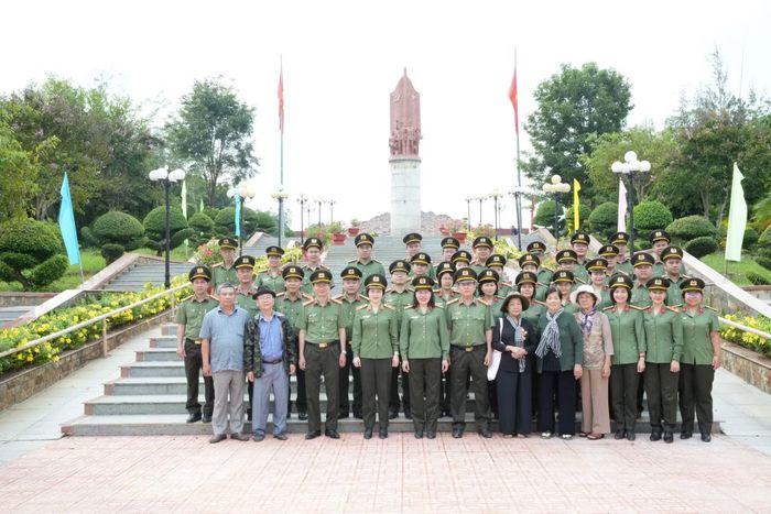  Đoàn công tác chụp hình lưu niệm trước Tượng đài bảo vệ an ninh Tổ quốc. 