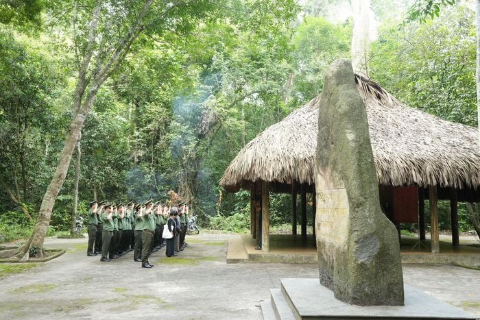 Đoàn công tác đến thắp hương, thăm khu phục chế làm việc của Bệnh xá Ban An ninh Trung ương Cục.