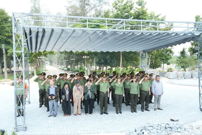 Đoàn công tác đến dâng hoa, dâng hương, viếng Nghĩa trang Đồi 82, Nghĩa trang Liệt sĩ Quốc gia, Nghĩa trang Liệt sĩ Ban An ninh Trung ương Cục miền Nam.