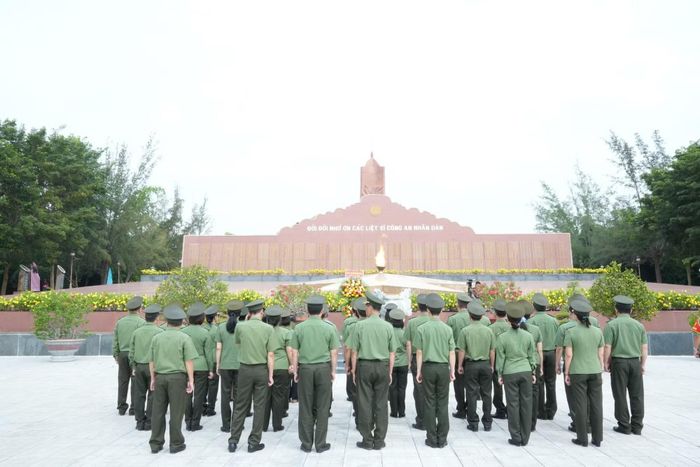 Đoàn công tác dâng hoa, dâng hương tại Bia Tưởng niệm các Anh hùng, liệt sĩ.