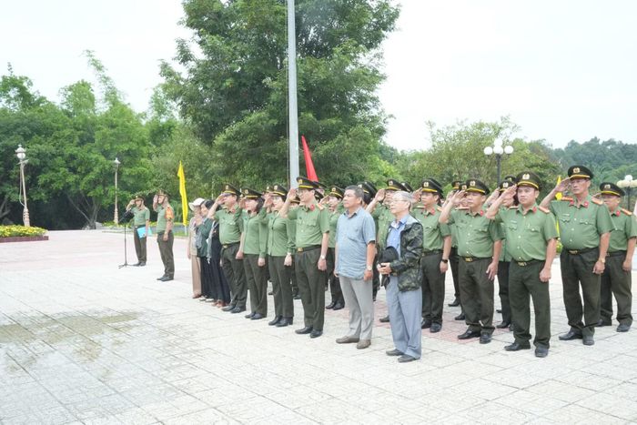  Đoàn công tác dâng hoa, dâng hương tại Tượng đài bảo vệ an ninh Tổ quốc. 