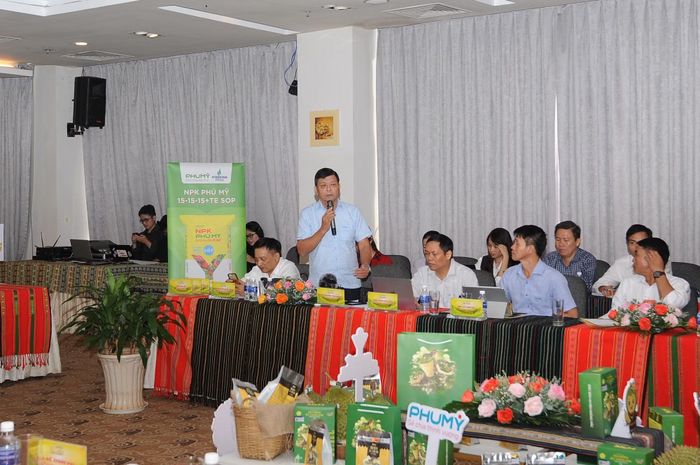 Đại diện lãnh đạo các sở, ngành trả lời thông tin các cơ quan thông tin báo chí.