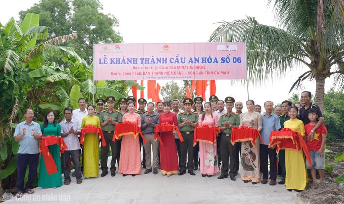Các đại biểu cùng nhân dân chụp ảnh lưu niệm tại lễ khánh thành cầu.