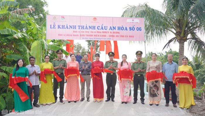 Các đại biểu thực hiện nghi thức cắt băng khánh thành cầu An Hòa số 6.
