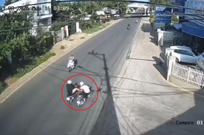 Thuận dùng chân đạp ngã anh Nguyễn Khanh được camera an ninh ghi lại.