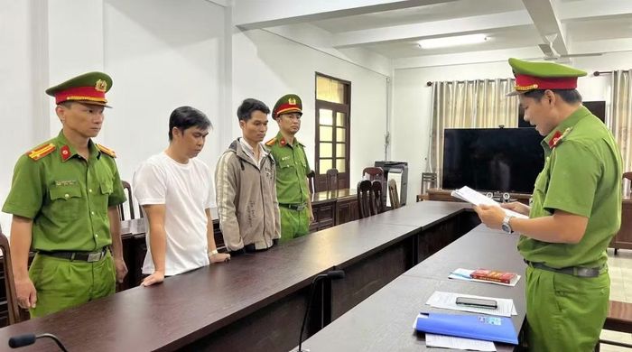 Cơ quan CSĐT Công an tỉnh Đắk Lắk công bố và tống đạt các quyết định đối với các bị can trong vụ án tham ô tài sản xảy ra tại Trạm y tế phường 8, TP Tuy Hòa, tỉnh Phú Yên cũ, nay là Trạm Y tế 2, phường Tuy Hòa, tỉnh Đắk Lắk.