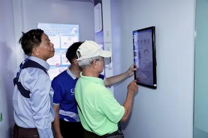 Người dân làm thủ tục đăng ký kiểm tra sức khỏe tại Trạm công dân số.