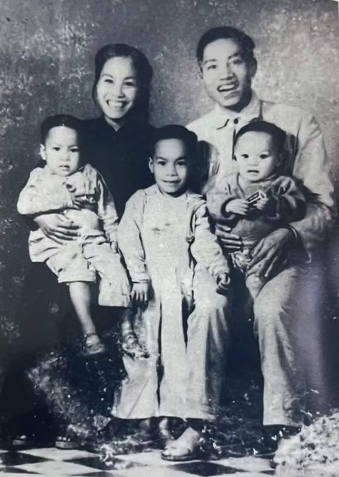  Gia đình đồng chí Phan Văn Lai trước khi ông vào chiến trường, năm 1963. Ảnh: NVCC 