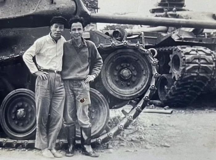  Đồng chí Phan Văn Lai (bên trái) và đồng đội tại Quảng Trị, năm 1972. Ảnh: NVCC 