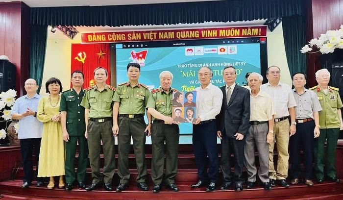  Thiếu tướng Phan Văn Lai (thứ sáu, từ trái sang) trao tặng di ảnh chân dung anh hùng liệt sĩ tại Bảo tàng Phụ nữ Việt Nam, năm 2025. Ảnh: Khánh An 