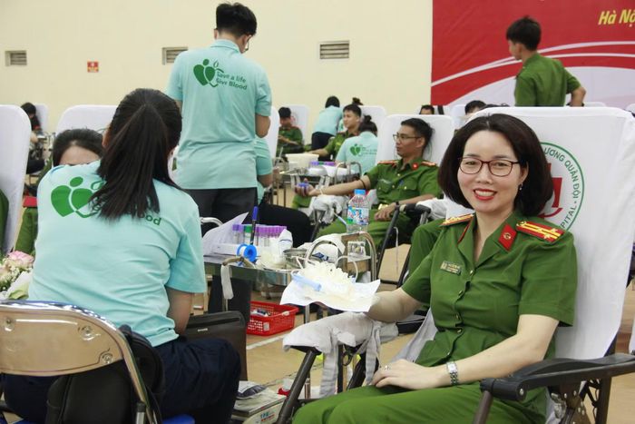 Trung tá Nguyễn Thị Huệ, Phó Trưởng khoa Ngoại ngữ tham gia hiến máu tại chương trình.