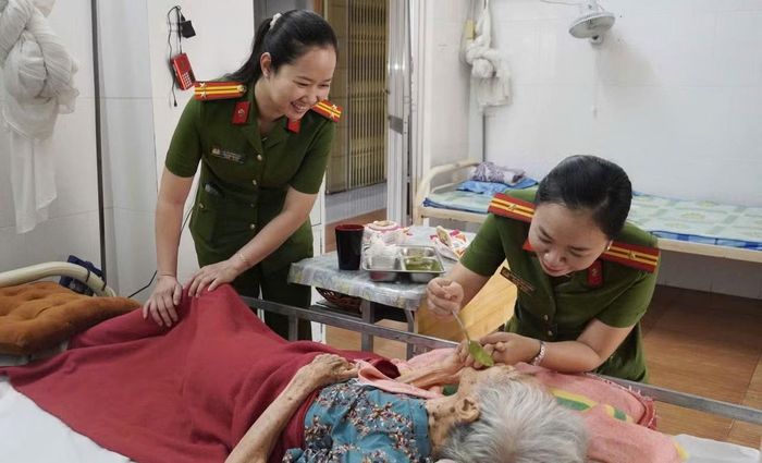 CBCS ân cần thăm hỏi, động viên và trao tận tay những suất ăn miễn phí cho các bệnh nhân, người nhà bệnh nhân và người già neo đơn.