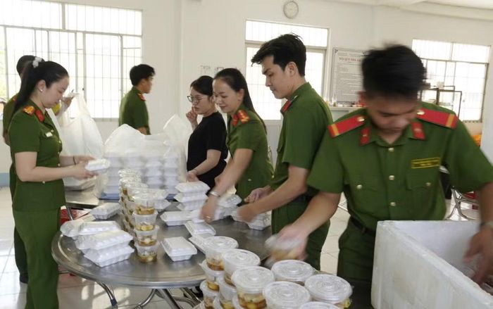 Nguyên liệu chế biến có nguồn gốc rõ ràng, quá trình chế biến sạch sẽ, đảm bảo dinh dưỡng và lưu mẫu thức ăn đúng quy định.