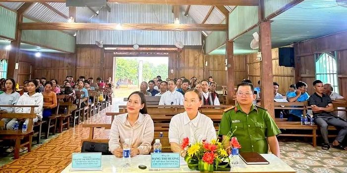 Buổi tuyên truyền xóa bỏ những phong tục tập quán lạc hậu thu hút đông đảo người dân đến dự.