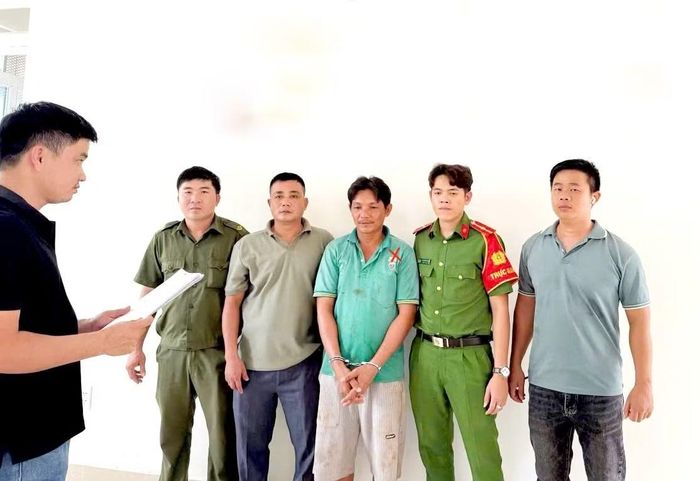 Cơ quan Công an bắt giữ đối tượng có lệnh truy nã Nguyễn Văn Hoàng (x).