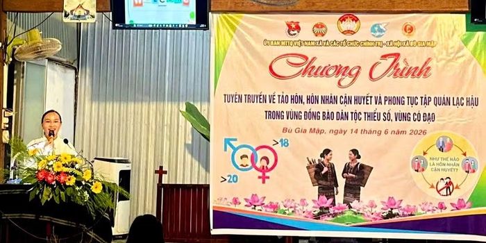 Công an xã phối hợp với các ngành chức năng tuyên truyền xóa bỏ các hủ tục lạc hậu.