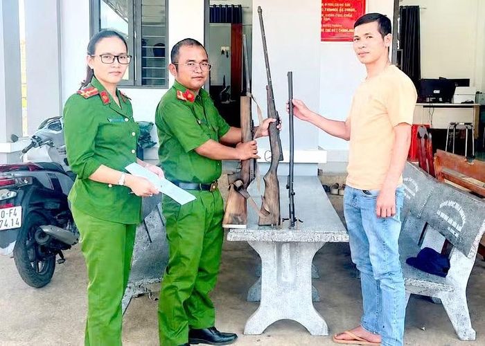 Công an xã vận động người dân giao nộp vũ khí.