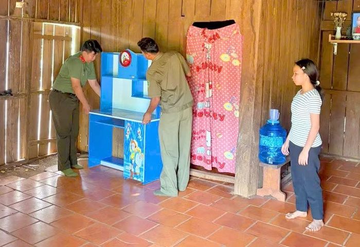 Công an xã trao tặng bàn học cho em Điểu Thị Mận mồ côi cha mẹ.