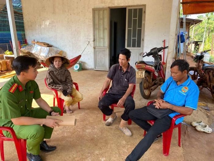 Cán bộ Công an xã gần dân để lắng nghe ý kiến của nhân dân.