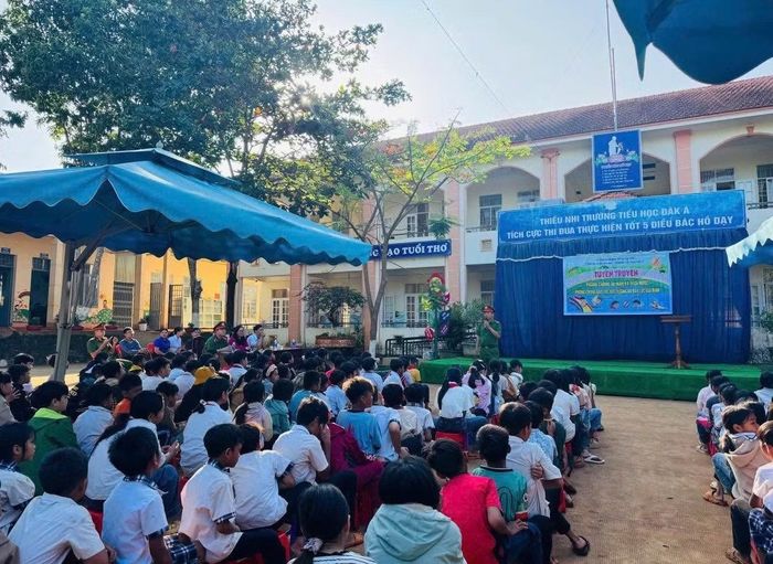 Công an xã tuyên truyền tại Trường Tiểu học Đăk Á.