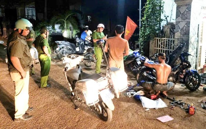 Công an xã phối hợp với các lực lượng chức năng tuần tra bảo đảm ANTT ban đêm.