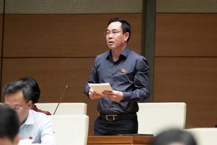 Đại biểu Nguyễn Văn Huy (đoàn Hưng Yên) cho rằng việc sửa đổi Phụ lục IV của Luật Đầu tư không phải là cắt giảm điều kiện kinh doanh bằng mọi giá, cũng không phải bổ sung điều kiện một cách cơ học.