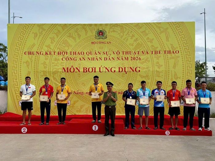 Thiếu tướng Lê Hồng Hiệp, Phó Cục trưởng Cục Công tác chính trị, Bộ Công an trao Huy chương Vàng cho các vận động viên đạt thành tích xuất sắc ở nội dung bơi ứng dụng tại Hội thao CAND năm 2026.