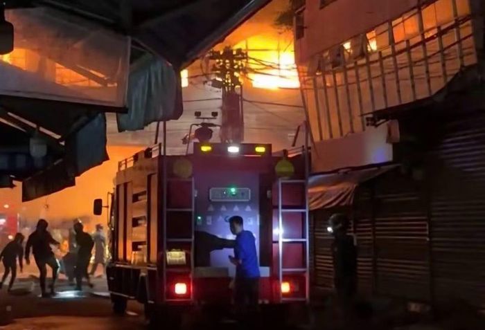 Cảnh sát Phòng cháy chữa cháy nỗ lực dập lửa.