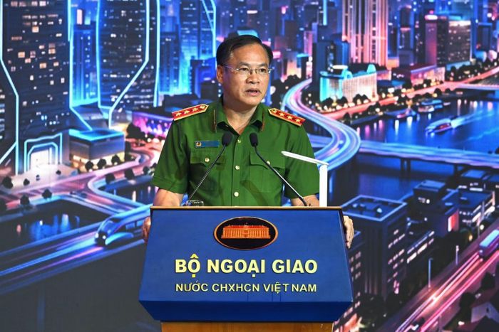 Thượng tướng Nguyễn Văn Long - Thứ trưởng Bộ Công an nêu tham luận tại phiên họp.