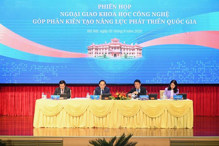 Phiên họp "Ngoại giao khoa học công nghệ góp phần kiến tạo năng lực phát triển quốc gia" diễn ra chiều 5/8 tại Hà Nội.