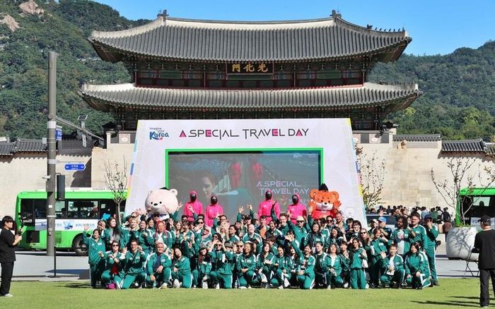 Khách du lịch quốc tế tập trung tại Quảng trường Gwanghwamun ở Thủ đô Seoul tháng 10/2025, để tham gia một phiên bản đời thực của loạt phim truyền hình Hàn Quốc "Trò chơi con mực" (Squid Game). Ảnh: goodmorningamerica