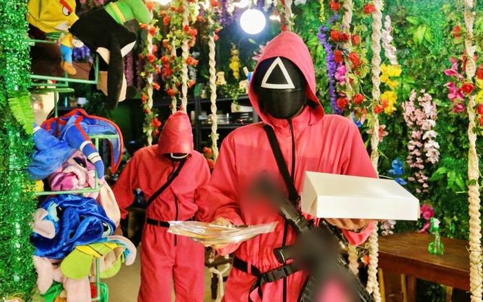 Một quán cà phê ở Jakarta (Indonesia) "bắt trend" Squid Game, bằng cách tái hiện một số trò chơi từ loạt phim truyền hình Hàn Quốc đình đám này trong không gian của quán. Ảnh: Reuters