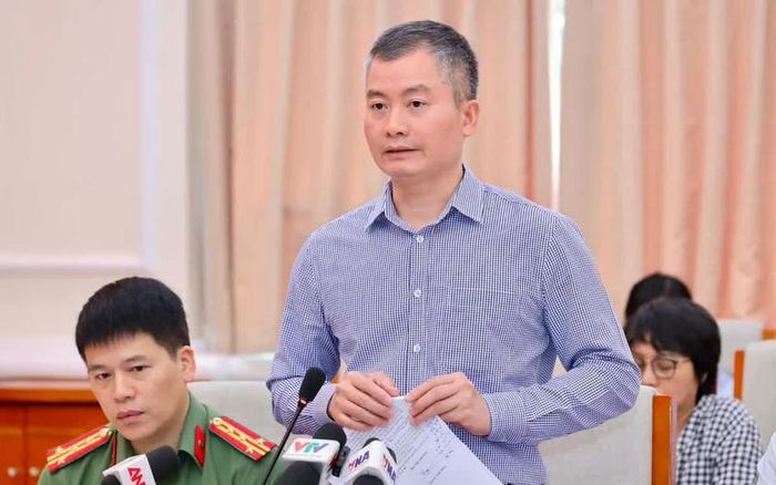 Đại tá Nguyễn Tuấn Hưng, Phó Cục trưởng Cục An ninh điều tra, Bộ Công an thông tin tại Họp báo sáng 5/8. Ảnh: MOET