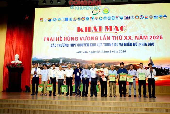 Ban Cố vấn khoa học của Trại hè Hùng Vương lần thứ XX. Ảnh: Quốc Hồng
