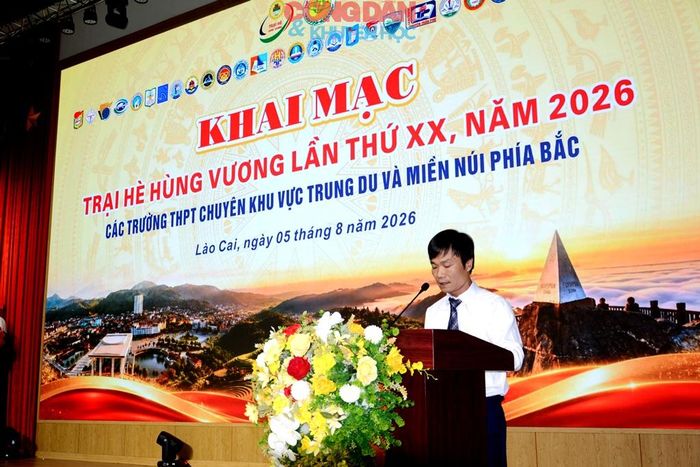 Chủ tịch Trại hè Hùng Vương phát biểu khai mạc. Ảnh: Quốc Hồng