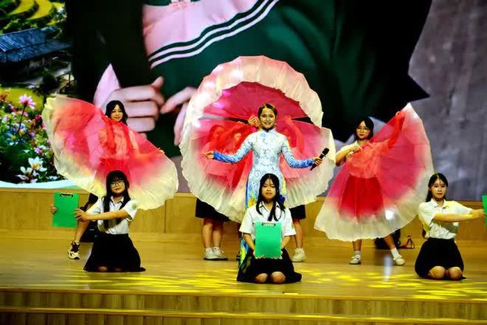 Tiết mục văn nghệ tại lễ khai mạc Trại hè Hùng Vương lần thứ XX. Ảnh: Quốc Hồng
