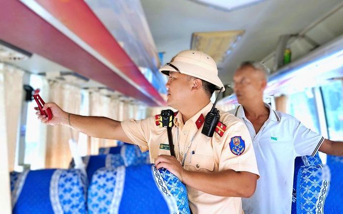 Lực lượng Cảnh sát giao thông, Công an thành phố Đồng Nai kiểm tra các trang thiết bị, điều kiện an toàn trên xe khách, bảo đảm khả năng xử lý, thoát hiểm khi xảy ra sự cố.