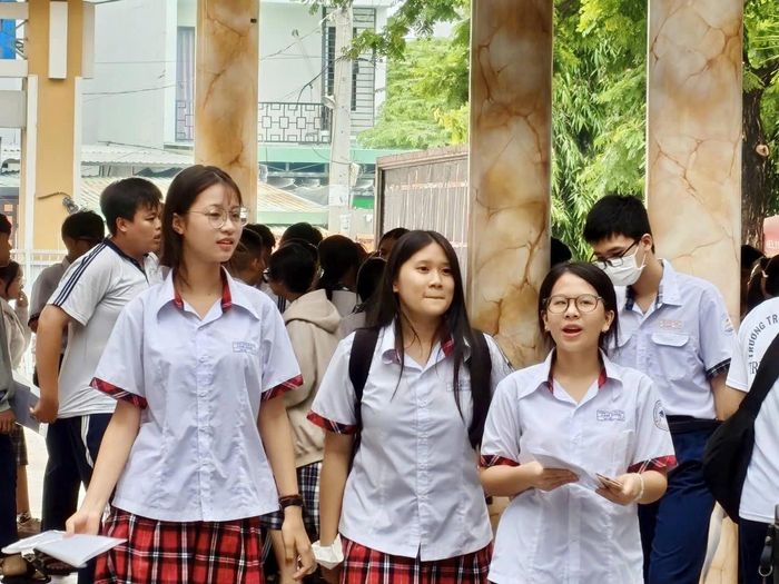 Học sinh thi tuyển sinh vào lớp 10 tại TP.HCM (ảnh Yến Hoa)